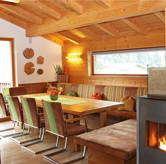 Essbereich mit offenem Kamin und Balkon