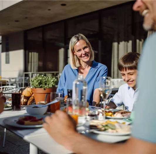 Familie beim Frühstück