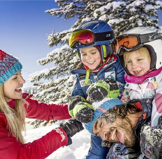 familiengaudi-im-schnee