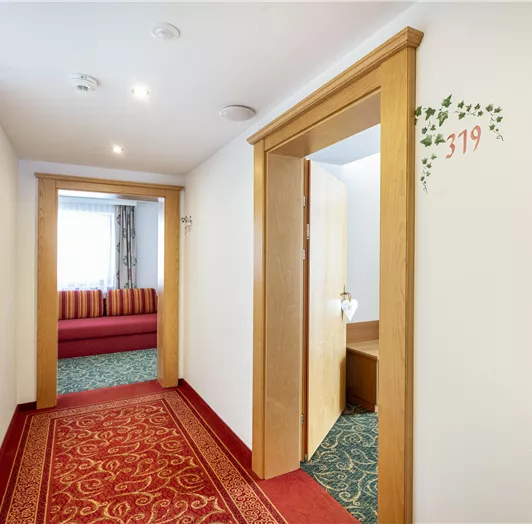 zwei Doppelzimmer mit Verbindungstüre