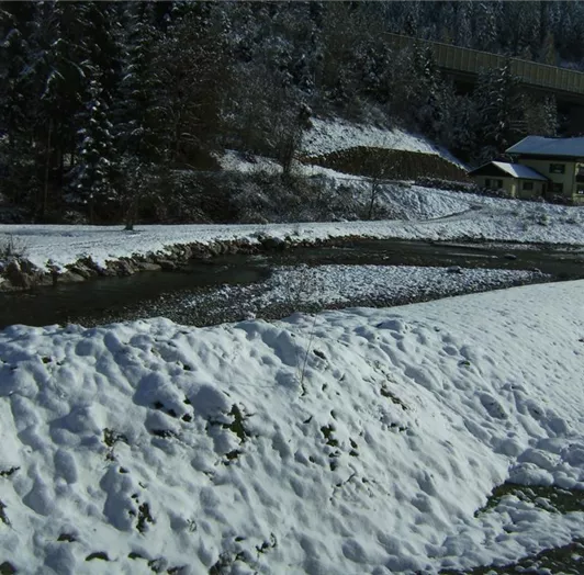 Fluss Enns hinter dem Haus