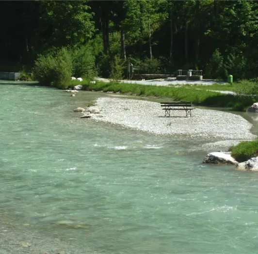 Fluss Enns und Parkanlage hinter dem Haus