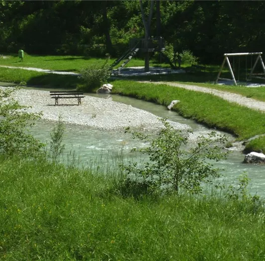 Fluss Enns und Spielplatz hinter dem Haus