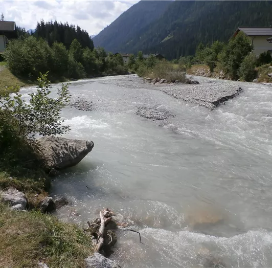 Fluss mit Spielplatz hinter dem Haus
