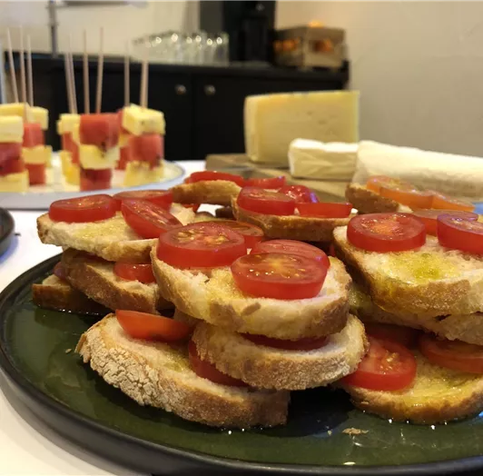 frische Tomaten, Olivenöl und Brot