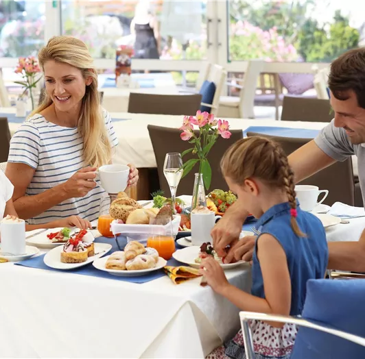 Frühstücken-mit-Familie