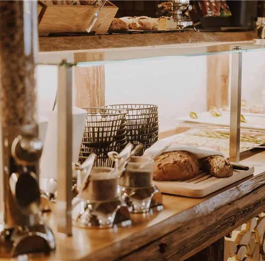 Eine gemütliche Holztheke mit verschiedenen Frühstücksartikeln.