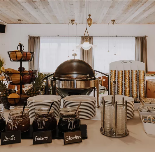 Ein reichhaltiges Buffet mit verschiedenen Speisen und Getränken.