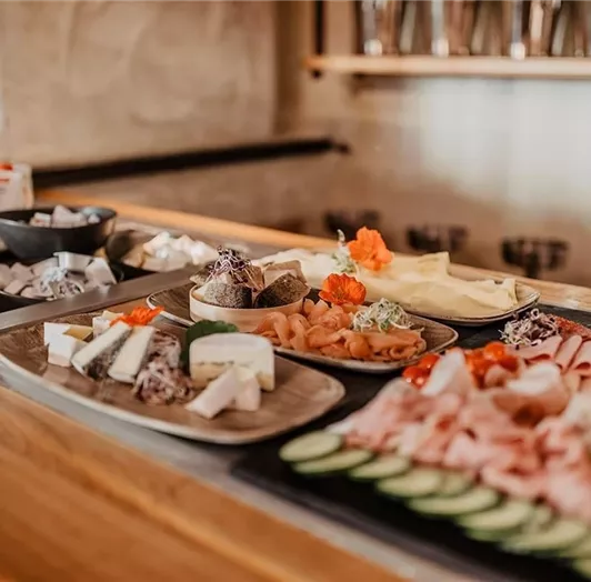 fruehstuecksbuffet-hotel-flachau-02-gross