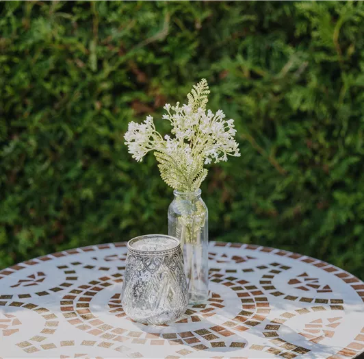 Ein kleiner Tisch mit einer dekorativen Mosaikplatte.