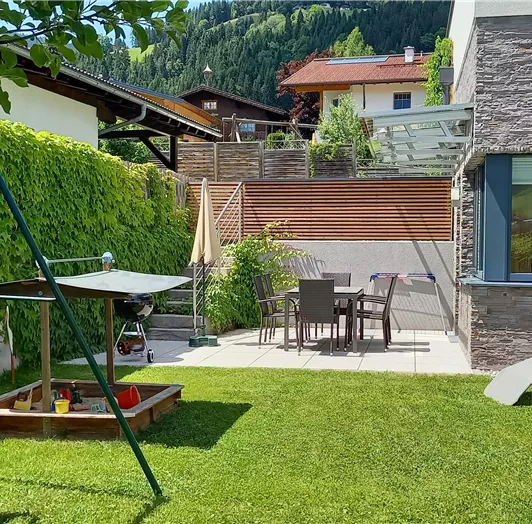 Garten mit Spielplatz Terrasse