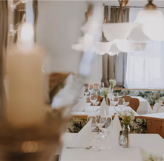 Ein gemütliches Restaurant mit gedeckten Tischen und sanfter Beleuchtung.