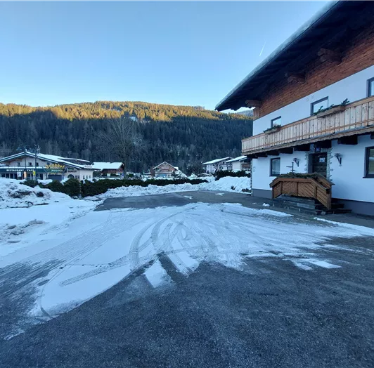 Großer Parkplatz direkt vorm Gästehaus