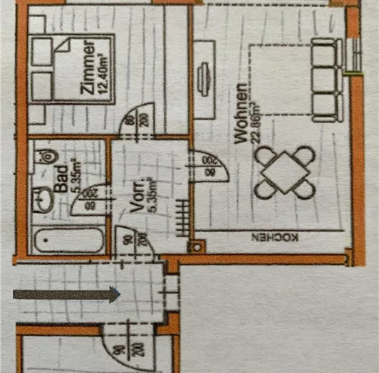 Gemütlich. Durchdacht. Mit Panorama. Das rund 50 m² große Appartement überzeugt durch eine durchdachte Raumaufteilung und stilvolles Wohnambiente. Der offene Wohn- und Essbereich (ca. 25 m²) mit voll ausgestatteter Küche lädt zum Verweilen ein – mit direktem Zugang zur großzügigen Panorama-Terrasse, die einen traumhaften Ausblick auf die umliegende Bergwelt bietet. Im separaten Schlafzimmer (15 m²) mit Doppelbett genießen Sie entspannte Nächte. Das moderne Badezimmer ist mit Badewanne, Dusche un