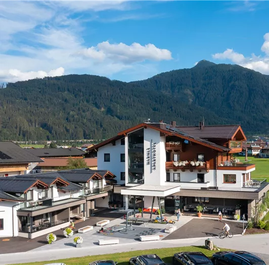Inmitten der Berge findest du das Harmls Aparthotel. Der perfekte Platz für Familien!