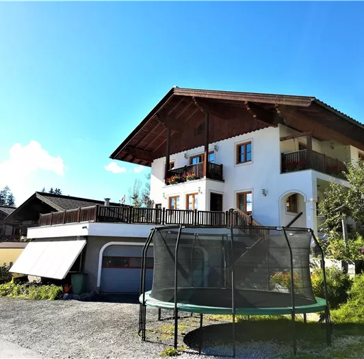 Haus Huber mit großem Trampolin
