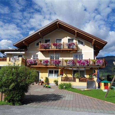 Haus Maier im Sommer