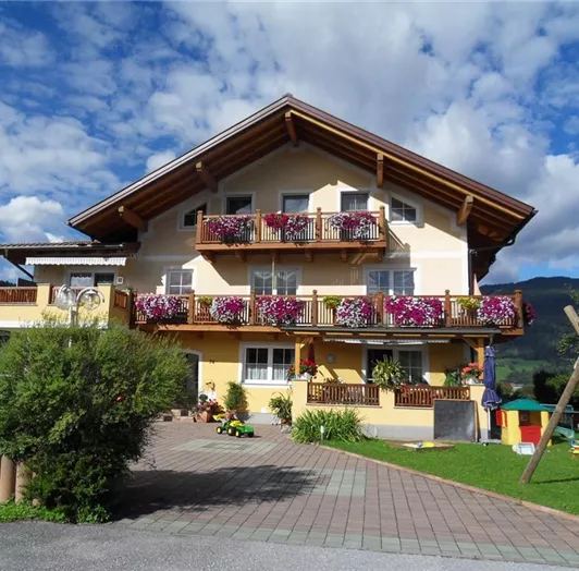 Haus Maier im Sommer