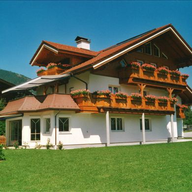 Willkommen im Haus Meneweger, indeal gelegen um Winter- und Sommeraktivitäten in kurzer Distanz zu erreichen. Eingebettet in eine schöne Landschaft umrahmt von den Bergen.