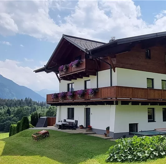 Traumhafte Aussicht auf die umliegende Bergwelt, wie zum Beispiel auf den Lackenkogel