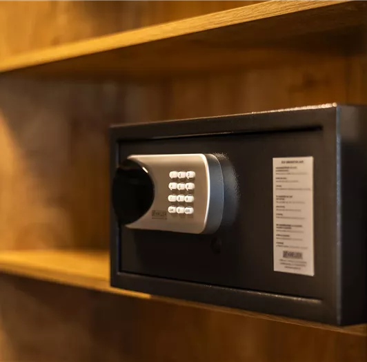 In jeden Zimmer ist ein Safe mit einem digitalen Zahlenschloss.