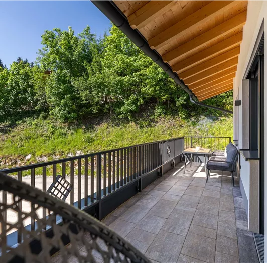 Balkon von Appartement TYP B mit modernen Möbeln und Blick auf die Landschaft.