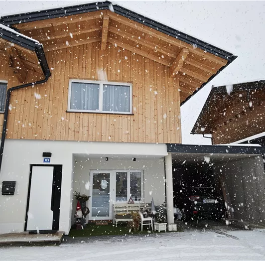 Schneeflocken fallen sanft auf den Eingang.