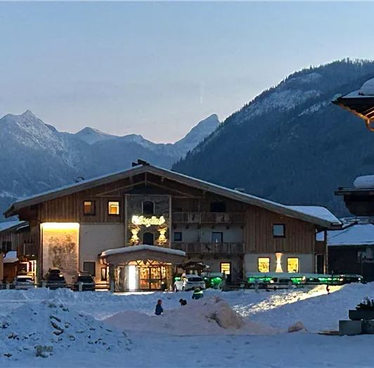 Hotel in der Abenddämmerung