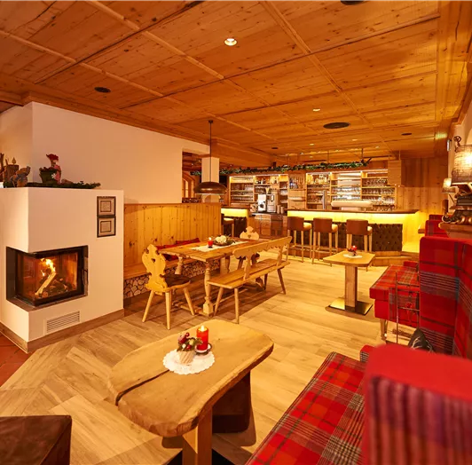 Der Eingangs- und Barbereich im Hotel Tirolerhof in Flachau.