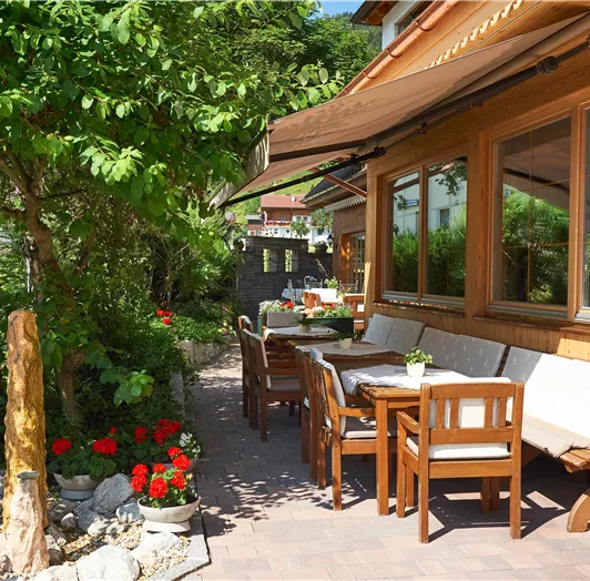 Die Sonnenterrasse vor der Haustür vom Hotel Tirolerhof.