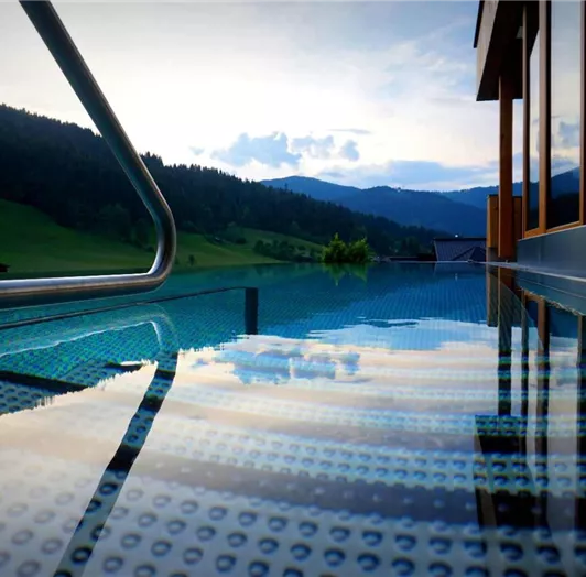 Wellness im adults only "AlmruhSpa" mit Sky-Infinity Außenpool.