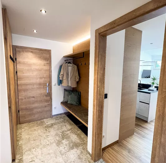 Vorraum, ausreichend Platz für Schuhe und Jacken vorhanden.