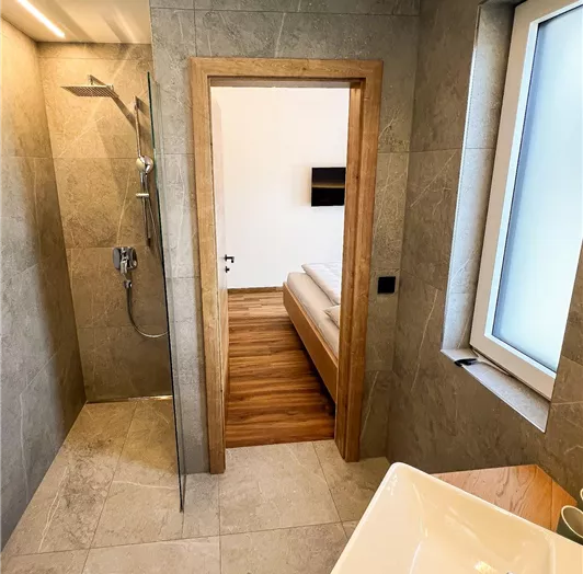 Badezimmer mit Regendusche