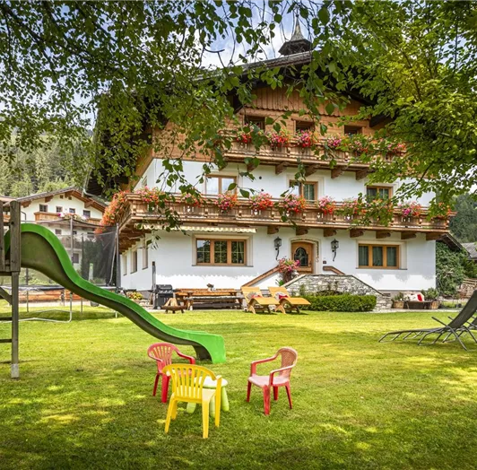 Bauernhaus mit Spielplatz und Sitzmöglichkeiten