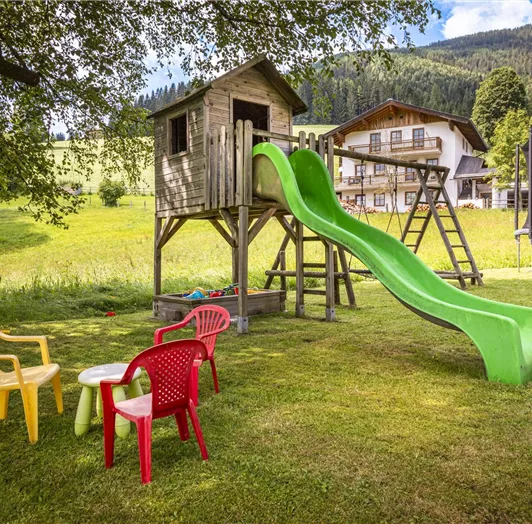 Spielplatz mit einer Rutsche und einer Spielhütte