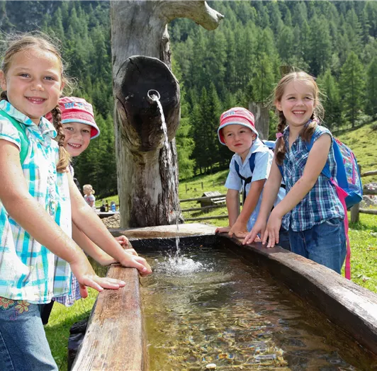 Das klares, eiskalte Gebirgswasser im Brunnen vor der Marbachalm ist eine optimale Abkühlung