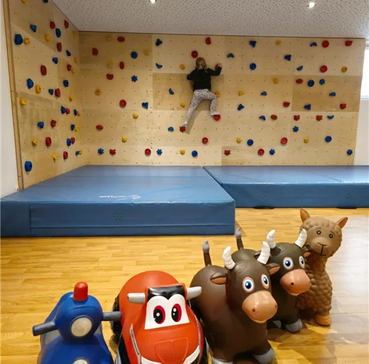 Indoor Spielplatz mit Hüpftieren