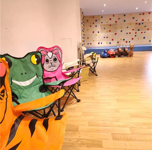 Indoor Spielplatz mit Kletterwand