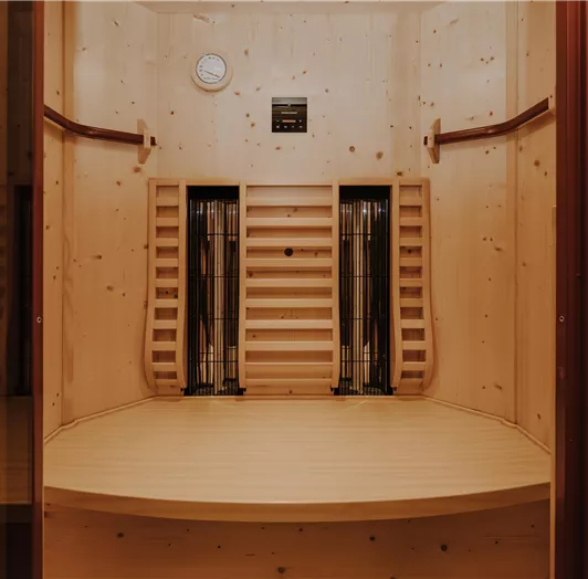 Eine schlichte, moderne Infrarotkabine aus hellem Holz.