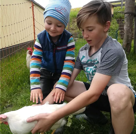 Kinder mit unseren Hühnern
