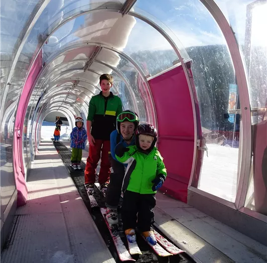 Kinder am Zauberteppich