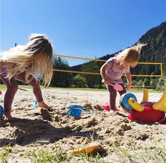 Kinder beim Sand spielen