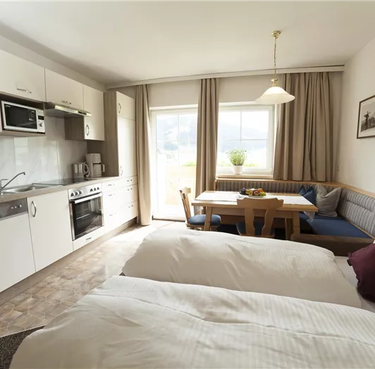 Komfortable Ausziehcouch in der Wohnküche