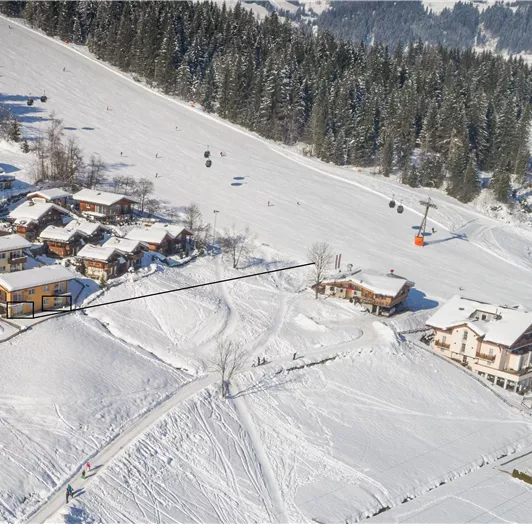 Perfekte Lage – direkt an der Skipiste. Unsere Appartements (schwarz markiert) befinden sich in absoluter Top-Lage: direkt an der Skipiste und nur wenige Meter von der Talstation der Gondelbahn entfernt. Ob morgens als Erste auf der Piste oder nachmittags die letzte Abfahrt direkt bis vor die Haustür – bequemer geht’s nicht! Genießen Sie Ihren Skiurlaub ohne Auto oder lange Wege – mitten im Herzen des Skigebiets, mit herrlichem Panoramablick und alpinem Flair.