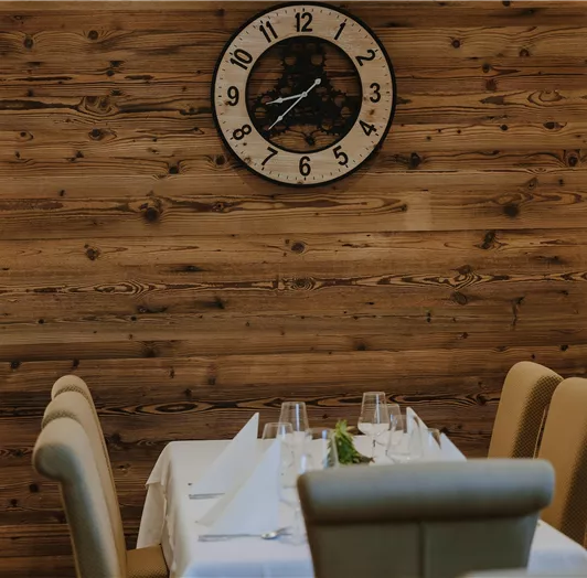 Ein stilvolles Restaurant mit einem Holzregal und eleganter Tischdekoration.
