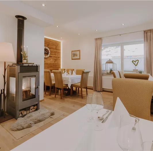 Ein einladendes Restaurant mit stilvoller Einrichtung und einem Kamin.