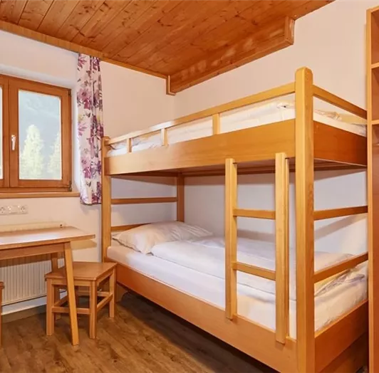 mehrbettzimmer-schrank-gross