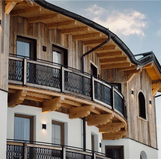 Hotel Lisa with wood paneling and balconies. The architecture combines tradition and elegance.