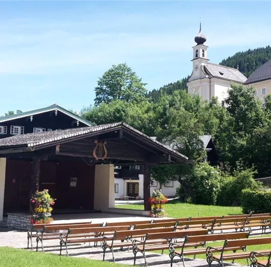 Musikpavillon_und_Kirche_-_Simone_Kaswurm