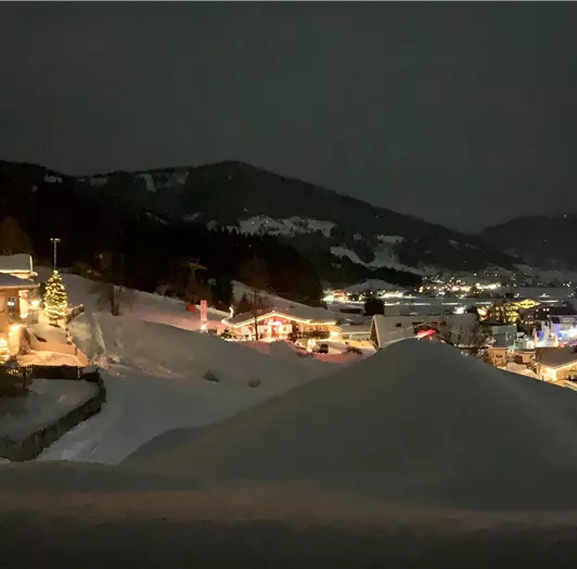 Magische Winterabende mit Ausblick. Wenn abends die Lichter des Ortes erstrahlen und sich der Schnee sanft über die Landschaft legt, entfaltet Flachau seinen ganz besonderen Zauber. Vom Appartement aus genießen Sie diesen herrlichen Blick auf das festlich beleuchtete Tal – ruhig, romantisch und stimmungsvoll. Ob mit einem Glas Wein auf der Terrasse oder eingekuschelt am Fenster: Diese Aussicht macht Ihren Aufenthalt unvergesslich.